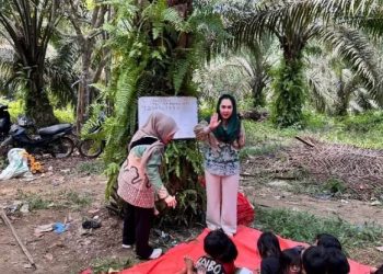 Bunda PAUD Sarolangun, Hj. Risya Fitria, bersama relawan memberikan pembelajaran bagi anak-anak Suku Anak Dalam (SAD) di Punti Kayu 1, Desa Bukit Suban, Kecamatan Air Hitam, Kabupaten Sarolangun, Senin (25/8/2025). (Dok. Stepanus)