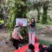 Bunda PAUD Sarolangun, Hj. Risya Fitria, bersama relawan memberikan pembelajaran bagi anak-anak Suku Anak Dalam (SAD) di Punti Kayu 1, Desa Bukit Suban, Kecamatan Air Hitam, Kabupaten Sarolangun, Senin (25/8/2025). (Dok. Stepanus)