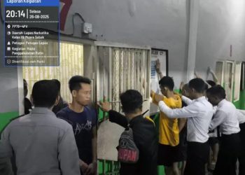 Petugas Lapas Narkotika Kelas IIB Muara Sabak saat menggelar razia di blok hunian warga binaan, Selasa malam (26/8/2025). (Dok. Humas Lapas)