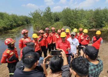 Tim RPK PT WKS bersama Fire Preparation Head Agus Sibarani memberikan keterangan kepada wartawan di Distrik 7, Kecamatan Geragai, Kabupaten Tanjungjabung Timur, Rabu (27/8/2025). (Dok. Stepanus)