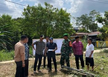 Lurah Mayang Mangurai Budi Sulistyawan bersama jajaran saat meninjau lokasi dapur umum nasional, Minggu (3/8/2025).(Dok. Stepanus)