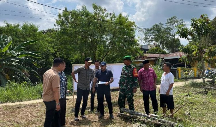 Lurah Mayang Mangurai Budi Sulistyawan bersama jajaran saat meninjau lokasi dapur umum nasional, Minggu (3/8/2025).(Dok. Stepanus)