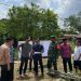 Lurah Mayang Mangurai Budi Sulistyawan bersama jajaran saat meninjau lokasi dapur umum nasional, Minggu (3/8/2025).(Dok. Stepanus)