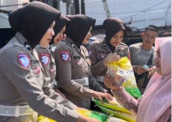 Polwan Satlantas Polresta Jambi melayani warga saat kegiatan Gerakan Pangan Murah dengan menjual beras SPHP di Kantor Unit Laka Lantas Polresta Jambi, Rabu (27/8/2025). (Dok. Nahar)
