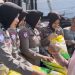 Polwan Satlantas Polresta Jambi melayani warga saat kegiatan Gerakan Pangan Murah dengan menjual beras SPHP di Kantor Unit Laka Lantas Polresta Jambi, Rabu (27/8/2025). (Dok. Nahar)