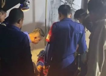 Petugas Damkar Kota Jambi mengevakuasi seekor anak kucing yang terjebak di saluran sempit rumah warga di Pematang Sulur, Telanaipura, Rabu (27/8/2025). (Dok. Daus)