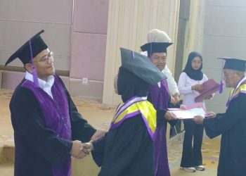 Wali Kota Jambi, Maulana, menyalami salah satu peserta wisuda Sekolah Lansia Tangguh Rahma di Aula Griya Mayang, Rabu (27/8/2025). (Dok. Yola)
