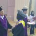 Wali Kota Jambi, Maulana, menyalami salah satu peserta wisuda Sekolah Lansia Tangguh Rahma di Aula Griya Mayang, Rabu (27/8/2025). (Dok. Yola)