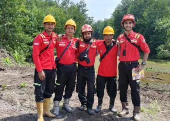 Sejumlah anggota Masyarakat Peduli Api (MPA) binaan PT Wirakarya Sakti (WKS) berpose setelah patroli di kawasan rawan kebakaran, Kabupaten Muaro Jambi, Rabu (27/08/2025). (Dok. Stepanus)