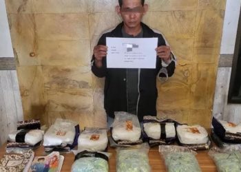 Tersangka R (40) saat diamankan polisi bersama paket sabu dan ekstasi yang disita di Kota Jambi dan Muaro Jambi. Kamis (28/8/2025). (Dok. Humas)