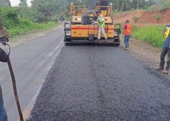 Pekerja BPJN Jambi melakukan perbaikan jalan nasional dengan metode pelapisan aspal baru di salah satu ruas jalan, Kamis (28/8/2025). (Dok. Daus)