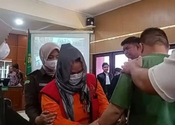 Terdakwa kasus narkotika Helen Dian Krisnawati digiring petugas usai sidang banding di Pengadilan Tinggi Jambi, Rabu (27/8/2025). (Dok. Nahar)