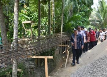 Pekerjaan pembangunan drainase beton di kawasan Simpang Rimbo, Jambi, Kamis (28/8/2025). (Dok. Stepanus)