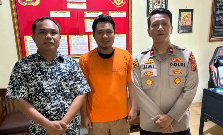 AKP Jimi Fernando, Kapolsek Kota Baru (kanan), berfoto bersama tersangka Khoeri (tengah) dan penyidik usai proses penanganan kasus penggelapan jabatan yang kini dihentikan, Senin (4/8/2025). (Dok Stepanus)