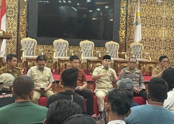 Asisten I Setda Provinsi Jambi Arief Munandar (tengah berbaju krem) bersama pejabat Pemprov dan DPRD Jambi berdialog dengan perwakilan massa Aliansi Petani Menggugat di Aula Kantor Gubernur Jambi, Senin (4/8/2025). (Dok. Stepanus)