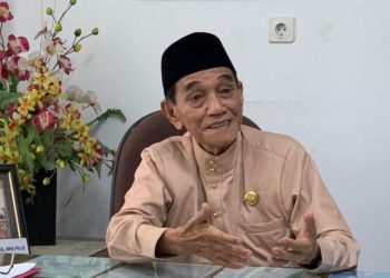 Pengamat hukum Prof. Dr. H. Abdul Bari Azed saat memnerikan keterangan di kediamannya, Senin (4/8/2025). (Dok.Nahr)