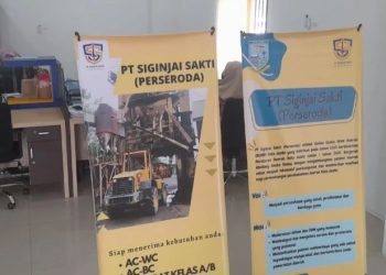 Tampak interior kantor PT Siginjai Sakti di Kota Jambi, tempat spanduk layanan dan informasi visi misi perusahaan dipajang (Dok. Stepanus)