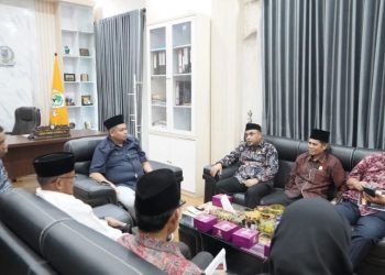 Ketua LAM Kota Jambi, Datuk Aswan Hidayat, bersama jajaran pengurus bersilaturahmi dengan Ketua DPRD Kota Jambi, Kemas Faried Alfarelly, di ruang kerja DPRD, Kamis (31/7/2025). (Dok. Daus)