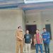 Ariesto Harun Wijaya, Kabid Perumahan dan Permukiman Dinas PUPR Provinsi Jambi, bersama warga penerima bantuan saat meninjau progres program bedah rumah di Kota Jambi, Selasa(5/8/2025). (Dok. Stepanus)