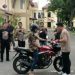 Kapolresta Jambi Kombes Pol. Boy Sutan Binanga Siregar membagikan dan memasangkan langsung Bendera Merah Putih pada kendaraan pengendara di depan Mapolresta Jambi, Senin (5/8/2025), (Dok. Stepanus)
