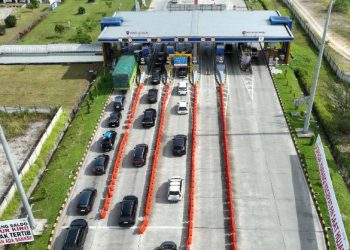 Arus kendaraan memadati gerbang Tol Pekanbaru–Dumai pada salah satu periode puncak mobilitas. (Dok. akun instagram @HutamaKaryaTollRoad)