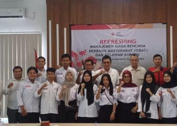 “Ketua Harian PMI Kota Jambi, M. Yamin, bersama jajaran dan peserta Refreshing Manajemen Siaga Bencana Berbasis Masyarakat (SIBAT) dan KSR di Aula Siamo PMI Kota Jambi, Sabtu (9/8/2025). (Dok. Daus)