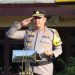 Kapolres Sarolangun AKBP Wendi Oktariansyah memberi hormat saat memimpin apel di Mapolres Sarolangun, Jambi, Senin (11/08/2025). (dok. Humas)