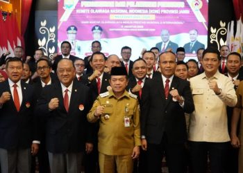 Gubernur Jambi Al Haris bersama Ketua KONI Provinsi Jambi AKBP Mat Sanusi, Ketua Umum KONI Pusat, dan jajaran pengurus KONI Provinsi Jambi masa bakti 2025–2029 berfoto bersama usai pelantikan di Rumah Dinas Gubernur Jambi, Senin (11/8/2025). (Dok. Yola)