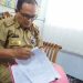 Kepala Bagian Kesra Setda Kota Jambi, Kamal Firdaus, memeriksa berkas seleksi calon pimpinan Baznas Kota Jambi periode 2025–2030 sebelum dikirim untuk verifikasi faktual di Baznas RI, Senin (11/8/2025). (Dok. Yola)