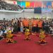 Gubernur Jambi Al Haris bersama Rektor Universitas Jambi Prof Dr Helmi berfoto bersama panitia dan mahasiswa pada kegiatan PKKMB UNJA 2025 di Balairung Universitas Jambi, Senin (11/8/2025). (Dok. Yola)