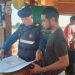 Petugas Ditpolairud Polda Jambi memeriksa dokumen pelayaran sebuah kapal tagboat di perairan Rantau Panjang, Minggu (10/8/2025) (Dok. Humas)