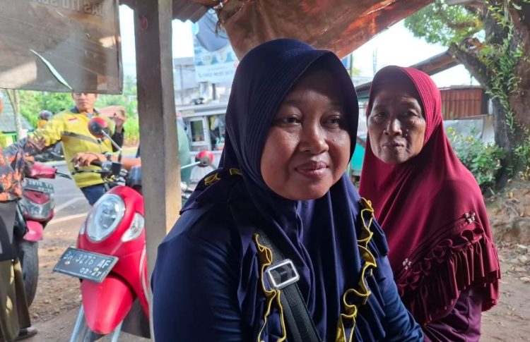 "Siti Hindun (depan), penyewa kios yang terbakar di depan SMPN 18 Kota Jambi, bersama seorang kerabatnya. Seluruh perlengkapan jahit dan hasil jahitan miliknya hangus terbakar pada Selasa (12/8/2025) dini hari." (Dok, Stepanus)