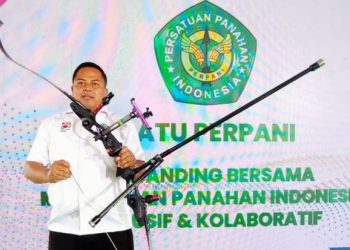 Kepala Bidang Perencanaan dan Anggaran PERPANI Jambi, Rezi Try Alfiansyah, memberikan keterangan pers terkait SK pemberhentian sementara sejumlah pengurus, di Jambi, Selasa (12/8/2025). (Dok. Yola)
