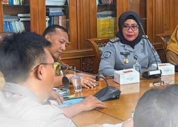 Kasi Binadik Lapas Kelas IIA Jambi, Yuli Wirdina (berjilbab hitam), menghadiri rapat persiapan peringatan HUT ke-80 RI di Kantor Gubernur Jambi, Selasa (12/8/2025). (Dok. Stepanus)