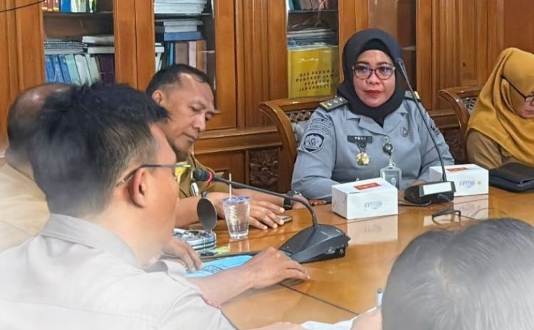 Kasi Binadik Lapas Kelas IIA Jambi, Yuli Wirdina (berjilbab hitam), menghadiri rapat persiapan peringatan HUT ke-80 RI di Kantor Gubernur Jambi, Selasa (12/8/2025). (Dok. Stepanus)