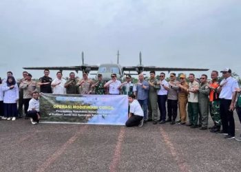 Sejumlah pejabat dan personel gabungan dari APP Group, BMKG, TNI AU, BPBD, serta instansi terkait berfoto bersama di depan pesawat sebelum pelaksanaan Operasi Modifikasi Cuaca di Bandara Sultan Thaha, Jambi, Minggu (10/8/2025). (Dok. Nahar)