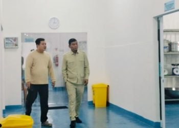Anggota Komisi XII DPR RI Dapil Jambi, Rocky Candra (kiri), meninjau salah satu dapur Satuan Pelayanan Pemenuhan Gizi (SPPG) di Kota Jambi, Rabu (13/8/2025), Foto: Yola)