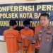 Kapolsek Kota Baru Kompol Jimi Fernando menunjukkan tiga tersangka kasus pencurian dengan pemberatan (curanmor) yang merupakan mantan anggota geng motor, saat konferensi pers di Mapolsek Kota Baru, Jambi, Kamis (14/8/2025). (Dok. Nahar)
