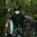 "Komandan Kodim 0416/Bungo Tebo Letkol Inf Dedy Pungky Irawanto memimpin patroli di kawasan hutan Bukit Tiga Puluh, Kecamatan Sumay, Kabupaten Tebo, Jambi, untuk mengantisipasi kebakaran hutan dan lahan, Kamis (7/8/2025). (Dok. Penrem)