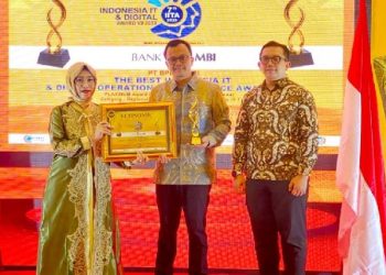 Pimpinan KCP Jakarta Prioritas Bank Jambi, Isfan Ferli, S.E. (tengah), menerima penghargaan The Best Indonesian IT & Digital Operational Excellence Award 2025 kategori Regional Development Bank dengan aset lebih dari Rp16 triliun dari Economic Review di Jakarta, Sabtu (16/8/2025). (Dok. Humas)