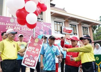 Gubernur Jambi Al Haris didampingi Ketua Pengadilan Tinggi Jambi Ifa Sudewi melepas peserta jalan sehat dalam rangka HUT ke-80 RI di halaman Pengadilan Tinggi Agama Jambi, Sabtu (16/8/2025). (Dok. Yola)