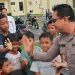 Kapolresta Jambi Kombes Pol Boy Sutan Binanga Siregar berinteraksi hangat dengan anak-anak saat kegiatan lomba HUT ke-80 RI di Mapolresta Jambi, Jumat (15/8/2025). (Dok. Nahar)