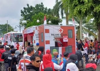 Rombongan Palang Merah Indonesia (PMI) Kota dan Provinsi Jambi menampilkan ambulans, bus donor darah, serta kendaraan hias dalam Pawai Pembangunan HUT ke-80 RI di Kota Jambi, Senin (18/8/2025). (Dok. Stepanus)