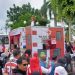 Rombongan Palang Merah Indonesia (PMI) Kota dan Provinsi Jambi menampilkan ambulans, bus donor darah, serta kendaraan hias dalam Pawai Pembangunan HUT ke-80 RI di Kota Jambi, Senin (18/8/2025). (Dok. Stepanus)