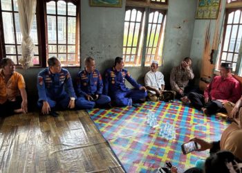 Direktur Polairud Polda Jambi Kombes Pol Agus Tri Waluyo bersama personel Ditpolairud bersilaturahmi dengan warga Pulau Pandan, Kelurahan Legok, Kecamatan Danau Sipin, Kota Jambi, Senin (18/8/2025). (Dok. Nahar)