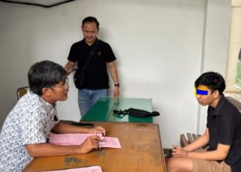 Tersangka kasus pembunuhan berencana dengan sianida menjalani pemeriksaan sebelum dilimpahkan ke Jaksa Penuntut Umum (JPU) Kejari Jambi, Jumat (15/8/2025). (Stepanus)