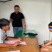 Tersangka kasus pembunuhan berencana dengan sianida menjalani pemeriksaan sebelum dilimpahkan ke Jaksa Penuntut Umum (JPU) Kejari Jambi, Jumat (15/8/2025). (Stepanus)