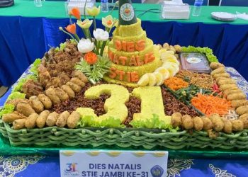 Tumpeng perayaan Dies Natalis ke-31 Sekolah Tinggi Ilmu Ekonomi (STIE) Jambi yang digelar bersamaan dengan HUT RI ke-80, Selasa (19/8/2025). (Dok.Yola)