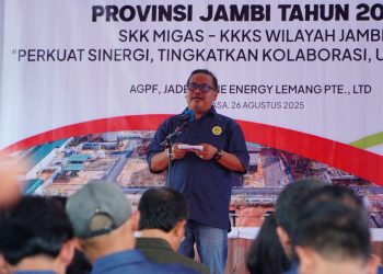 Kepala Departemen Formalitas dan Komunikasi SKK Migas Sumbagsel, Syaefi Syafri, saat menyampaikan penjelasan terkait aturan pengelolaan sumur minyak rakyat di Jambi, Selasa (26/8/2025). (Dok.Daus)