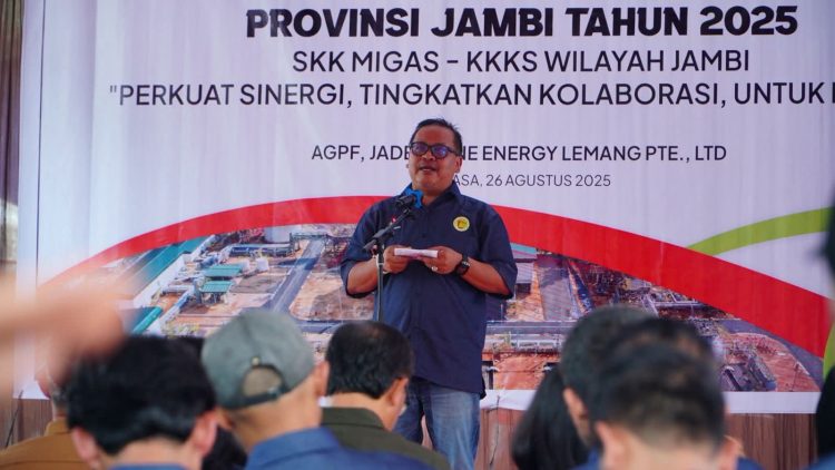 Kepala Departemen Formalitas dan Komunikasi SKK Migas Sumbagsel, Syaefi Syafri, saat menyampaikan penjelasan terkait aturan pengelolaan sumur minyak rakyat di Jambi, Selasa (26/8/2025). (Dok.Daus)